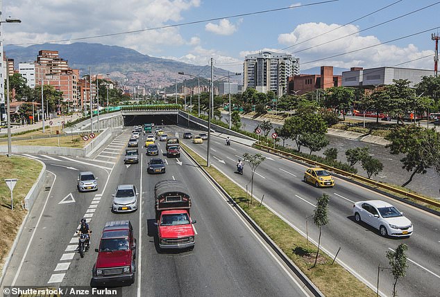 وكانت كولومبيا ثاني أغلى دولة تمتلك سيارة، إذ بلغت أربعة إلى خمسة أضعاف متوسط ​​الراتب الوطني