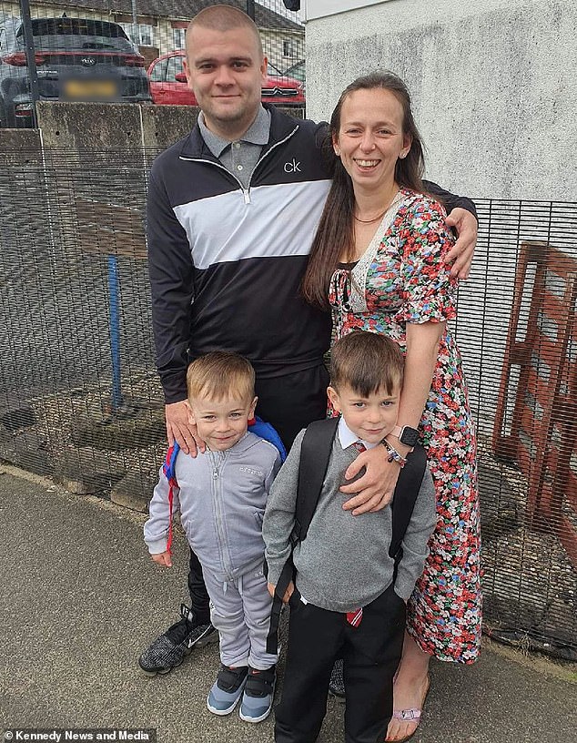 الأم فيكتوريا أندرسون، 29 عامًا، مع الأب شون دونيلي، 29 عامًا، وأبنائهما أنجوس (يسار)، 3 سنوات، وأرتشي (يمين)، 5 سنوات