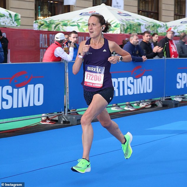 السيدة كارتر (في الصورة) تجري في براغ حيث سجلت أفضل رقم شخصي قدره 18:56
