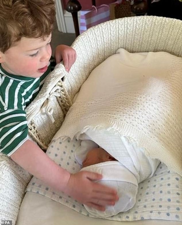 في الصورة: الابن الأكبر للأميرة يوجيني أغسطس شوهد وهو يضع يدًا محبة على أخيه الصغير إرنست في يونيو 2023