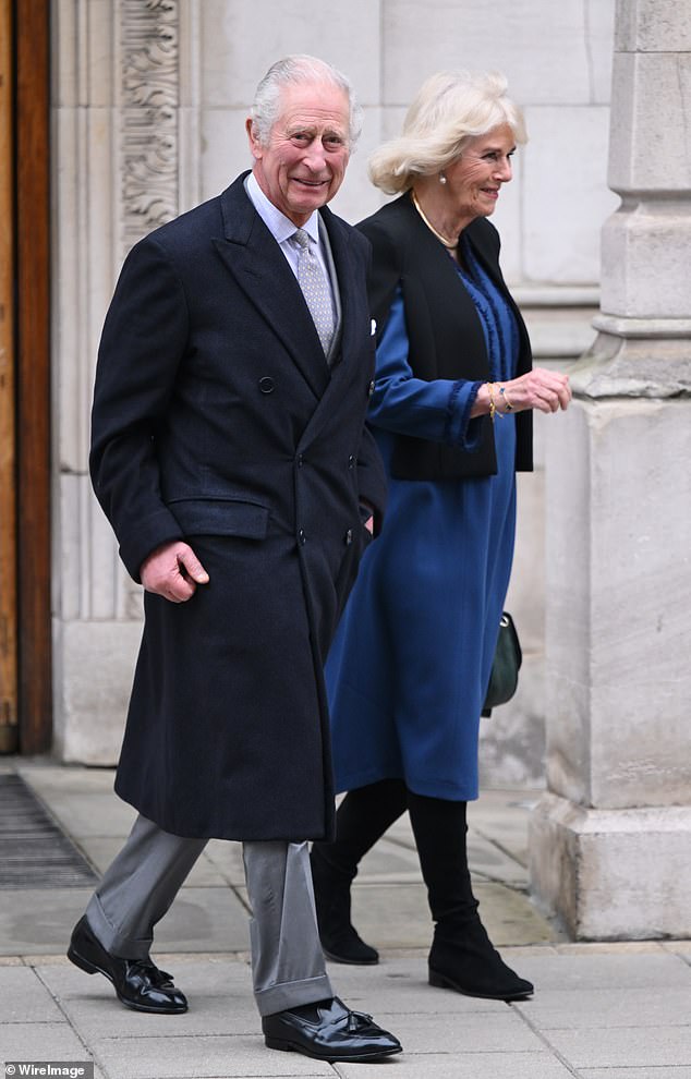 وعندما خرج من المستشفى يوم الاثنين الماضي، بدا الملك ثابتا على قدميه أثناء خروجه من عيادة لندن في مارليبون مع الملكة كاميلا إلى جانبه.