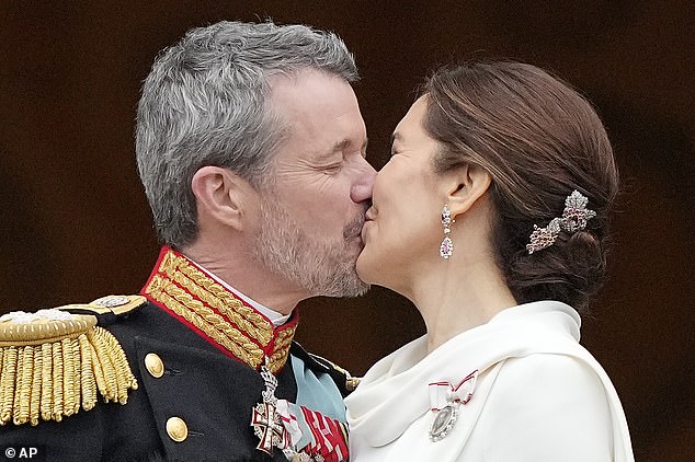 ملك الدنمارك فريدريك العاشر يقبل الملكة ماري على شرفة قصر كريستيانسبورغ في كوبنهاغن، في يناير 2024