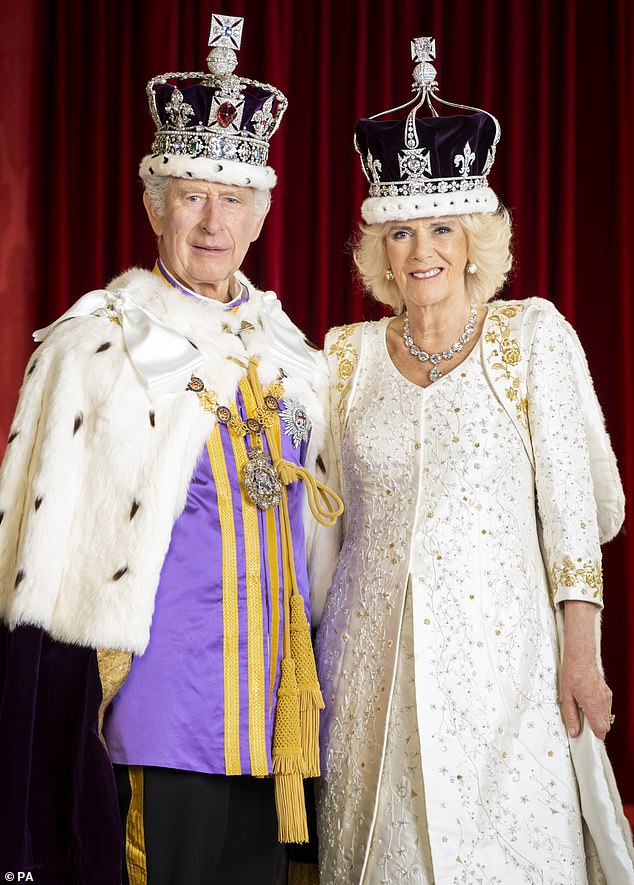 تم تشخيص إصابة الملك بالسرطان، وفقًا لقصر باكنغهام، مما يضع عبئًا على الملكة حيث سيضطر إلى التنحي عن واجباته العامة لبعض الوقت (في الصورة LR؛ الملك تشارلز والملكة كاميلا في تتويجهما في 6 مايو) ، 2023)