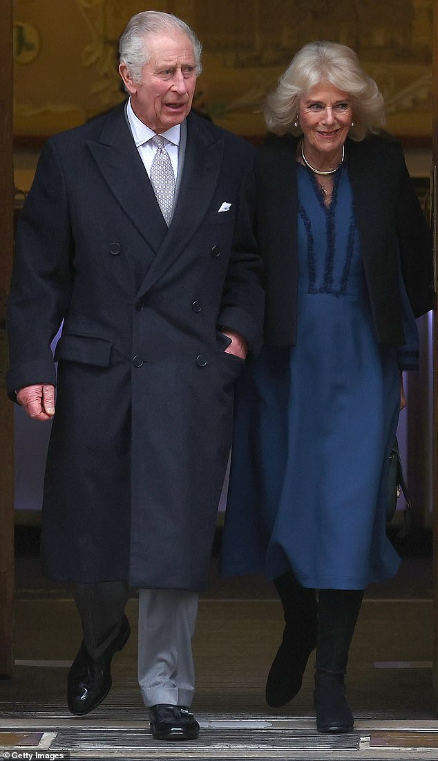 تم وصف الملكة كاميلا (في الصورة، على اليمين، وهي تغادر عيادة لندن مع الملك تشارلز بعد إجراء عملية جراحية لتضخم البروستاتا) بأنها 