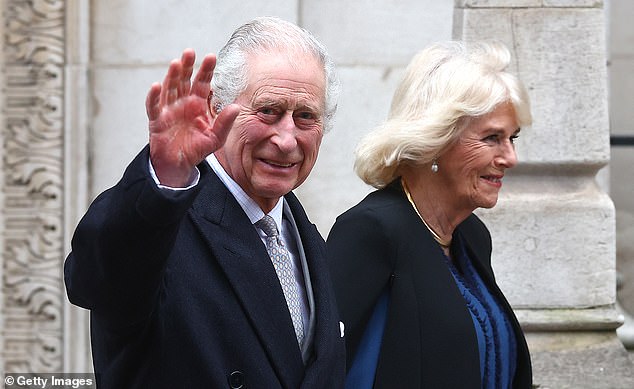 الملك (في الصورة مع كاميلا بعد مغادرة عيادة لندن في 29 يناير) بعد بدء علاج السرطان للمرضى الخارجيين