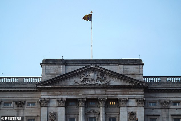 طائرة رويال ستاندرد تحلق فوق قصر باكنغهام، بعد الإعلان عن إصابة ملك بريطانيا تشارلز بالسرطان، في لندن، بريطانيا، 6 فبراير