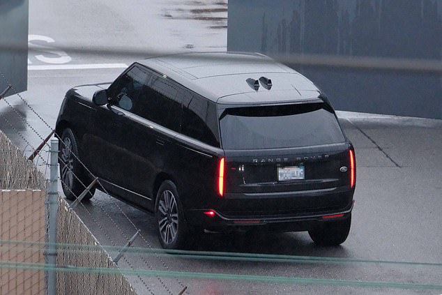 تم تصوير سيارة يعتقد أنها تقل برين هاري وهي تصل إلى مطار لوس أنجلوس يوم الاثنين