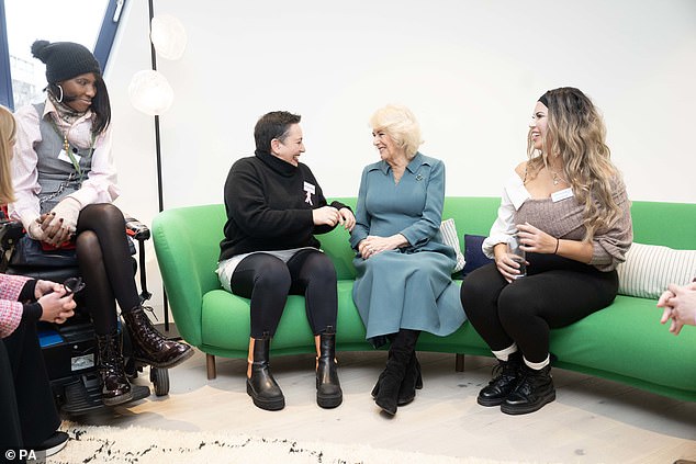 في الصورة: الملكة كاميلا شوهدت وهي تتحدث مع أفراد من الجمهور يستفيدون من مركز السرطان الجديد