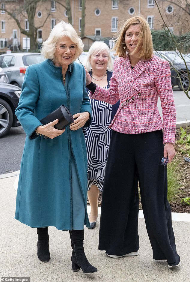 في الصورة: استقبلت السيدة لورا لي (يمين) الملكة كاميلا عند وصولها لافتتاح مركز ماجي الجديد للسرطان في شمال غرب لندن الأسبوع الماضي