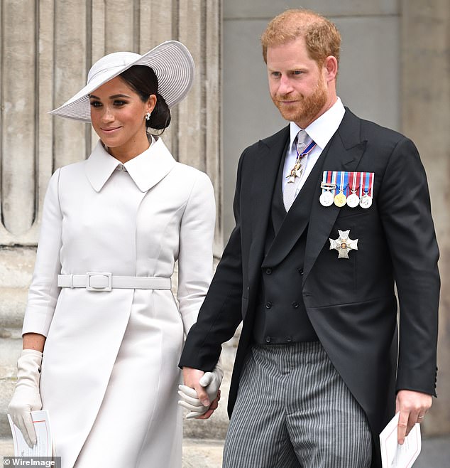 سيعود الأمير هاري (في الصورة مع زوجته ميغان ماركل في يونيو 2022) إلى المملكة المتحدة في وقت مبكر من اليوم