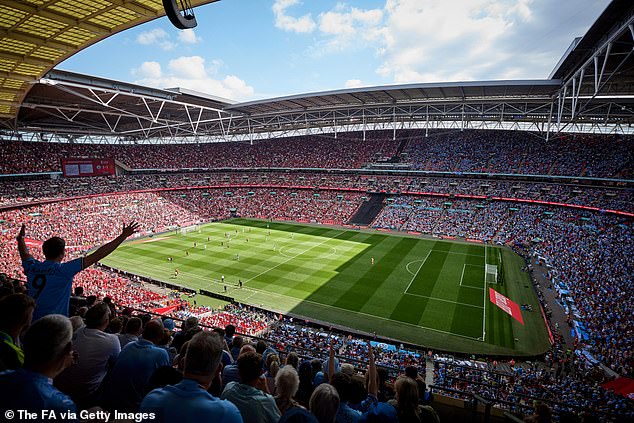 ويمبلي، الواقع في شمال لندن، يتسع لـ 90 ألف متفرج ويستضيف العديد من مباريات كرة القدم الكبرى