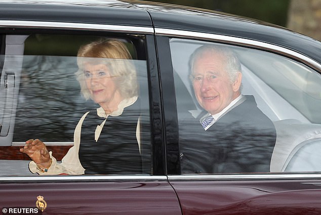 الملك تشارلز والملكة كاميلا مبتسمان يغادران كلارنس هاوس بعد ظهر اليوم