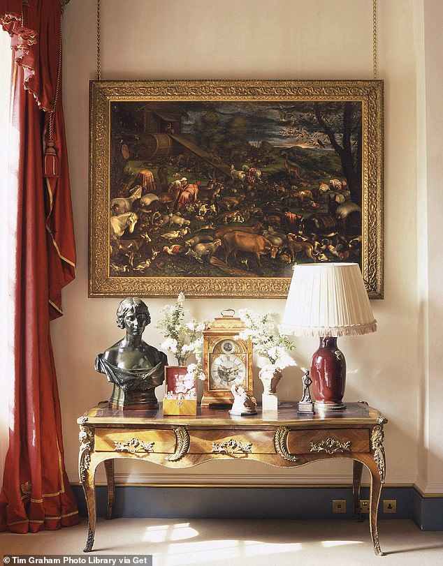 تتميز زاوية The Garden Room في Clarence House بلوحة زيتية ضخمة وطاولة مزخرفة