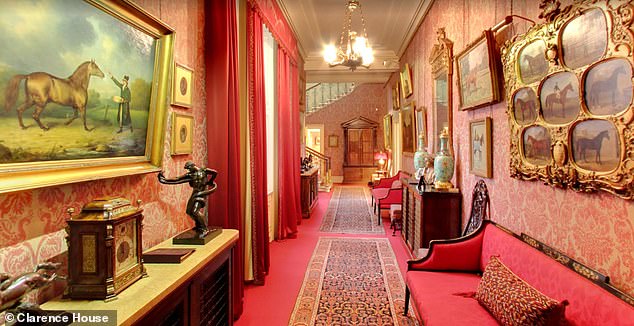 تصطف الممرات المتقنة في Clarence House بالسجاد الأحمر الفاخر وأماكن الجلوس والأعمال الفنية والسجاد المزخرف