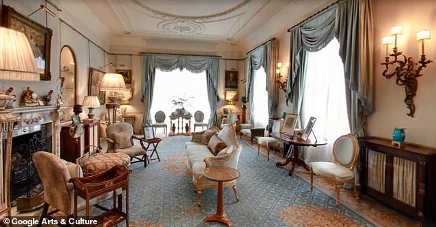 تحتوي غرفة Morning Room الأنيقة في Clarence House على ستائر زرقاء تمتد على الأرض وسجاد مناسب