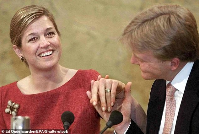 ويليم ألكسندر يعرض خاتم ماكسيما في مؤتمر صحفي عام 2001، بعد إعلان خطوبتهما