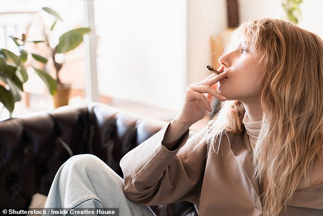 توصلت دراسة حديثة إلى أن تدخين الحشيش في سن المراهقة يمكن أن يقلل من الوظيفة الإدراكية