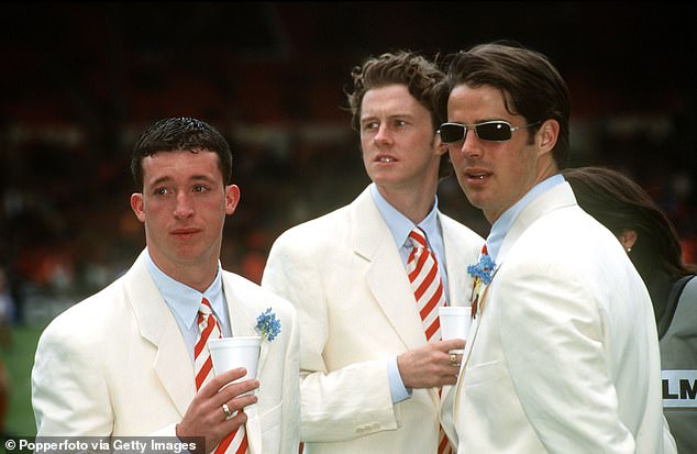 لاعب ليفربول روبي فاولر (يسار) ستيف ماكمانامان (وسط) وجيمي ريدناب (يمين) يرتديان بدلات بيضاء متطابقة قبل نهائي كأس الاتحاد الإنجليزي عام 1996 ضد مانشستر يونايتد