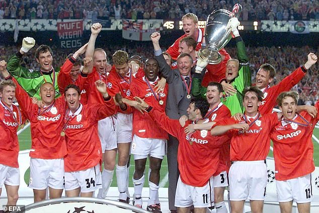 نجوم مانشستر يونايتد يحتفلون بفوزهم بالثلاثية تحت قيادة فيرغسون في موسم 1998-1999