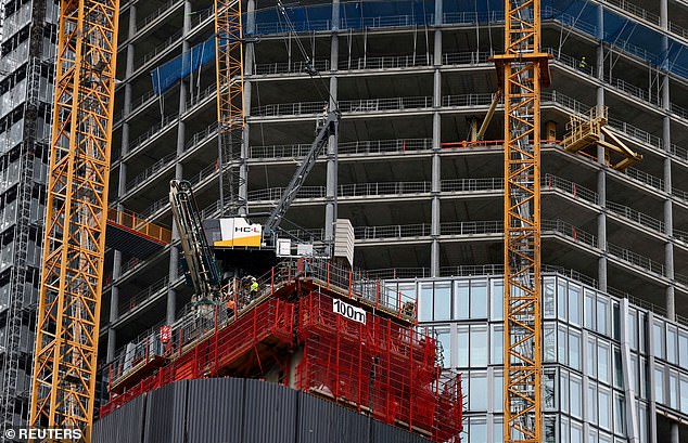 ركود البناء: مجموعة من الشقق قيد الإنشاء في فرانكفورت، ألمانيا.  وقالت ستاندرد آند بورز جلوبال إن مؤشر النشاط بين شركات البناء الألمانية انخفض إلى 36.3 الشهر الماضي