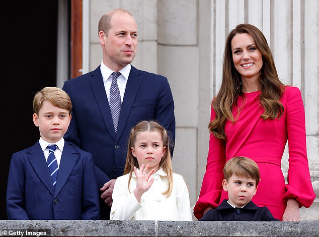 سيواصل الأمير ويليام وضع رفاهية زوجته وأطفاله في المقدمة بينما يتقدم لمساعدة والده المريض