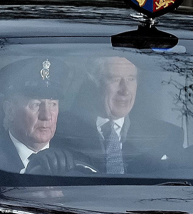 الملك تشارلز الثالث يغادر كلارنس هاوس بالسيارة في لندن اليوم