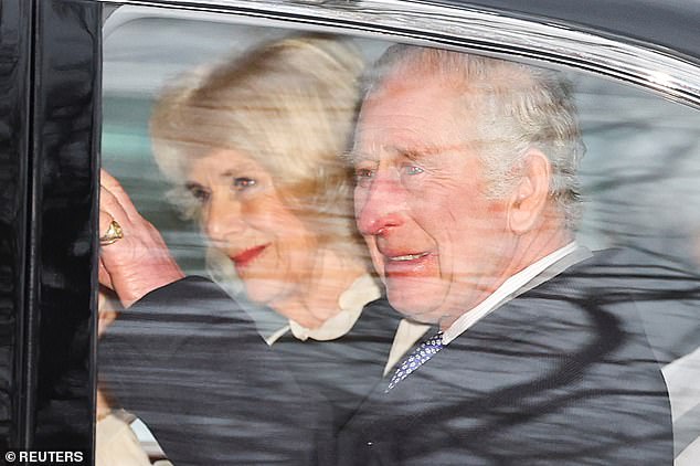 تم تصوير الملك تشارلز والملكة كاميلا وهما يغادران كلارنس هاوس اليوم