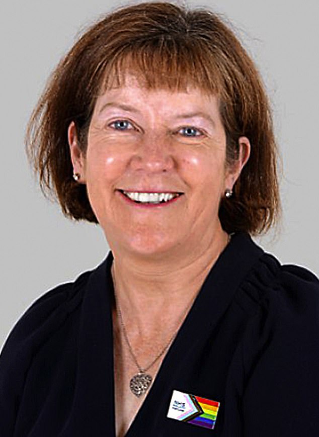 الدكتورة إيلين لوكهارت، هي رئيسة هيئة تدريس الأطفال والمراهقين بالكلية