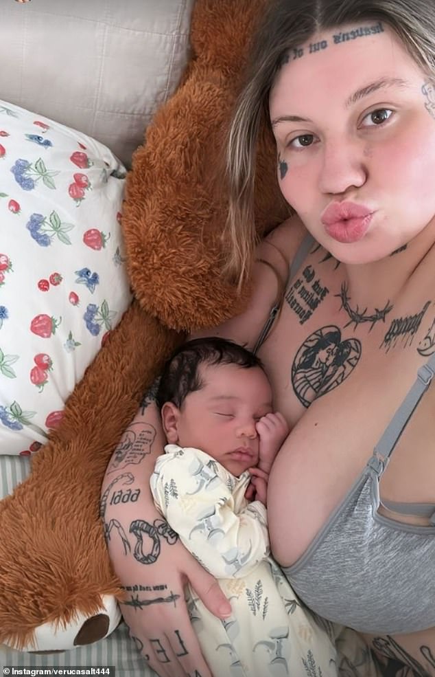 تم التقاط الصورة للمؤثرة كوينزلاند فيروكا سولت، واسمها الحقيقي كيمبرلي سمر هارتلي، مع ابنها الرضيع كاش، الذي توفي بشكل مأساوي صباح الاثنين.