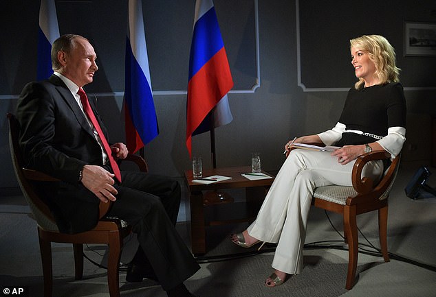 شوهد بوتين وهو يتحدث إلى ميجين كيلي في يونيو 2017