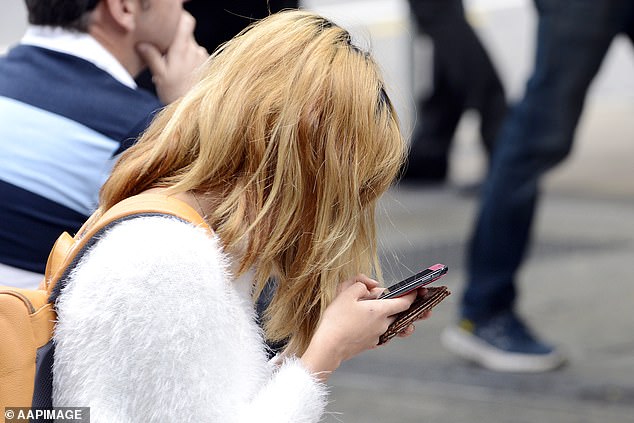 لجأ العملاء المحبطون إلى وسائل التواصل الاجتماعي للشكوى من عدم قدرتهم على إجراء المكالمات (في الصورة لامرأة تستخدم هاتفها)