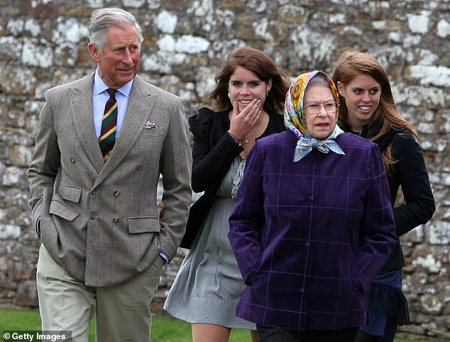 كما ارتدت الملكة - التي وافتها المنية في سبتمبر 2022 - المعطف الأرجواني أثناء نزولها من السفينة Hebridean Princess بعد رحلة بحرية مع العائلة المالكة في عام 2010.