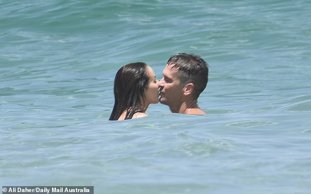 تبادل الزوجان العديد من القبلات العاطفية أثناء وقوفهما في البحر