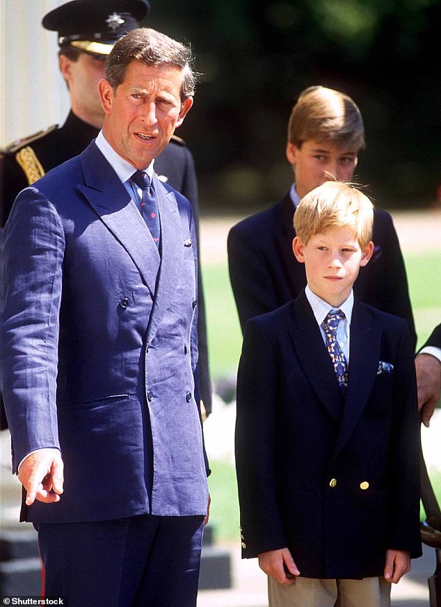 شوهد الملك تشارلز مع ابنه الأصغر الأمير هاري في عام 1995 عندما كان دوق ساسكس طفلاً