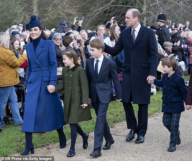 في الصورة: أمير وأميرة ويلز في الصورة مع أطفالهما الثلاثة في يوم عيد الميلاد عام 2023