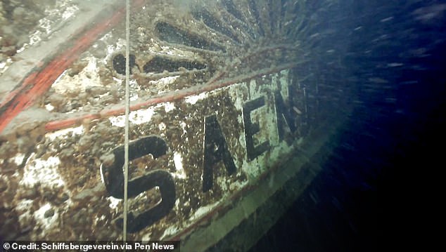 بسبب الظلام ونقص الأكسجين في قاع البحيرة، تم الحفاظ على سفينة سانتيس بشكل أفضل من سفينة تيتانيك.  يمكنك أن ترى في هذه الصورة كيف أن الطلاء الأصلي من علامة السفينة لا يزال مرئيًا بعد 90 عامًا تحت الماء