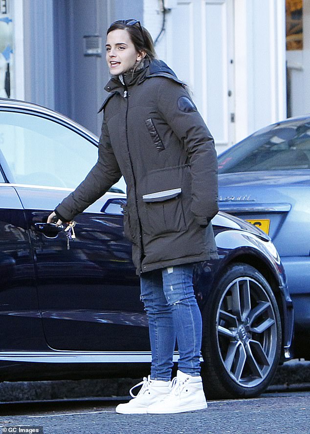 تم تصوير إيما واتسون وهي تفتح باب سيارة أودي الخاصة بها في شمال لندن في يناير 2015