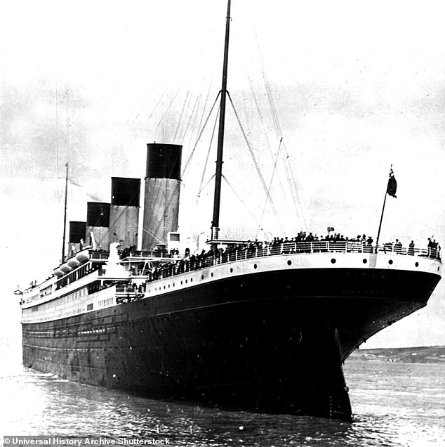 تمت مقارنة Säntis مع Titanic (في الصورة) لأن كلاهما استخدم محركًا بخاريًا نادرًا ثلاثي الأسطوانات وغرق في مؤخرة السفينة فوق مقدمة السفينة