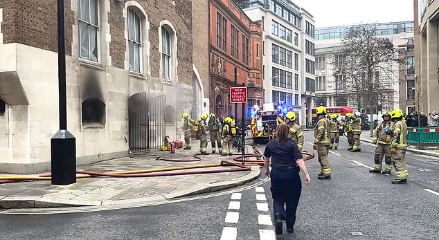 ويتواجد رجال الإطفاء في مكان الحادث في وسط لندن
