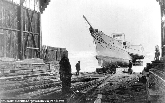 تظهر هذه الصورة من عام 1898 السفينة في حوض بناء السفن في رومانشورن.  إذا تم رفعها بنجاح من قاع البحر، فسوف تعود مرة أخرى إلى حوض بناء السفن هذا لاستعادتها