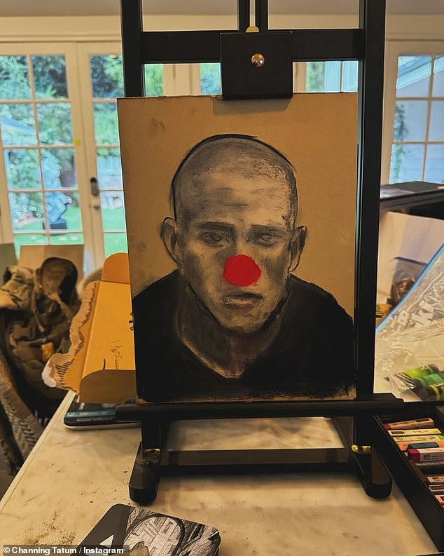 واستعرض الممثل، البالغ من العمر 43 عامًا، أعماله الفنية حيث شارك صورة شخصية بالأبيض والأسود لنفسه كاملة مع أنف أحمر كبير.