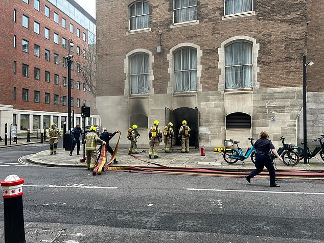 وقالت فرقة إطفاء لندن: "يستجيب رجال الإطفاء حاليًا لبلاغات عن خروج دخان من مبنى في وارويك لين.