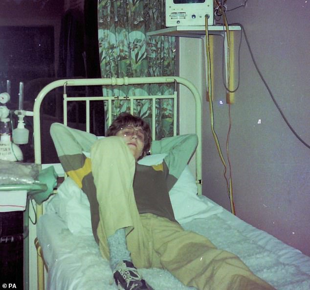 الرجل البالغ من العمر 57 عامًا (في الصورة في مستشفى هيرفيلد في يونيو 1984 بعد عملية الزرع) بقي على قيد الحياة الآن لمدة 39 عامًا بقلبه المتبرع به، متجاوزًا الرقم القياسي السابق في المملكة المتحدة البالغ 38 عامًا