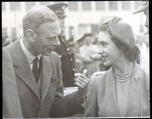 الملك جورج السادس يتحدث إلى الأميرة مارغريت في مطار لندن في مايو 1951 قبل رحلة إلى اسكتلندا وبالمورال.  اعتقدت مارغريت أن والدها كان في حالة تحسن عندما توفي في فبراير 1952