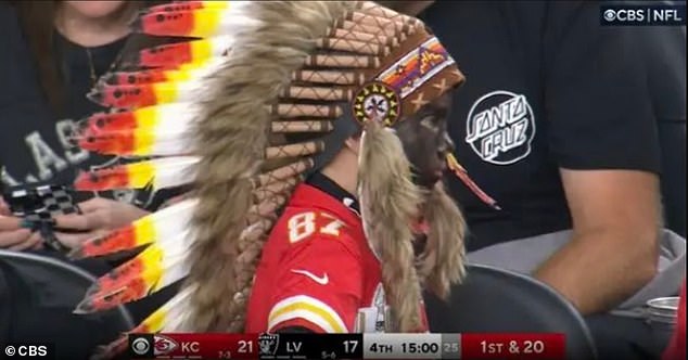 تم التقاط هولدن أرمينتا، البالغ من العمر 9 سنوات، بواسطة كاميرات CBS الرياضية وهو يرتدي ألوان الفريق على كامل وجهه بالإضافة إلى غطاء رأس أمريكي أصلي في إحدى مباريات Chiefs