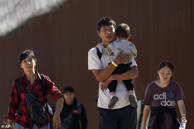 يشكل المواطنون الصينيون الآن الفصيل الأسرع نمواً من عابري الحدود غير القانونيين إلى الولايات المتحدة، حيث تم القبض على أكثر من 20 ألف شخص منذ أكتوبر/تشرين الأول.
