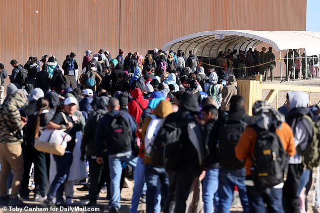 وقالت مصادر هيئة الجمارك وحماية الحدود إن إجمالي عدد المهاجرين الذين عبروا الحدود منذ أكتوبر/تشرين الأول ارتفع إلى أكثر من مليون، مقارنة بالإطار الزمني نفسه من العام الماضي البالغ 923,446.