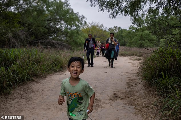 صبي مهاجر من الصين يبلغ من العمر خمس سنوات يطارد شقيقه في الطريق بعد أن عبر هو وعائلته نهر ريو غراندي إلى الولايات المتحدة من المكسيك في فرونتون، تكساس، الولايات المتحدة، 5 أبريل 2023