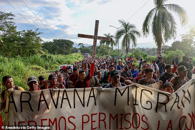 ظهرت صور مذهلة للمهاجرين وسط أزمة الحدود، حيث شوهدت قافلة تتقدم نحو الولايات المتحدة في تاباتشولا، المكسيك، في 30 أكتوبر 2023.