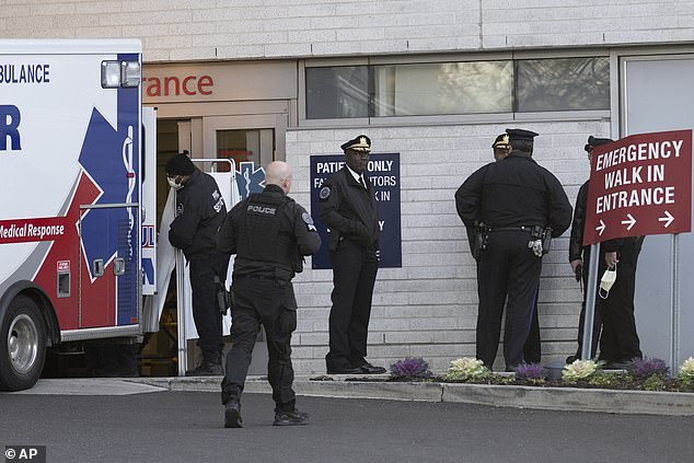 ضباط الشرطة يتجمعون عند مدخل الطوارئ بمركز بنسلفانيا المشيخي الطبي حيث كان الضابطان اللذان أصيبا بالرصاص بالداخل